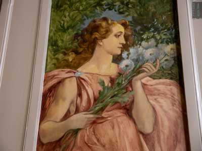 Dall�altro lato della sala, i pannelli sono dominati da ritratti femminili. A una ragazza dai biondi capelli al vento che regge dei tarassachi tra le braccia...